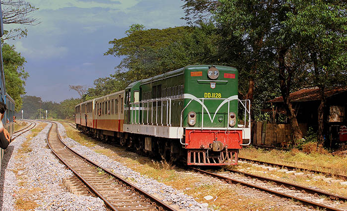 73A14 - Yangon by Circular Train