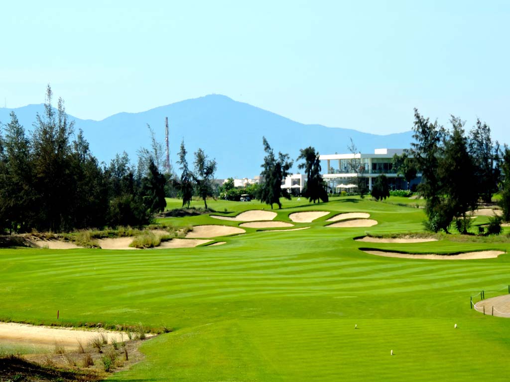 Montgomerie Links Danang - Playing golf 9 holes